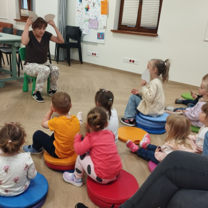Dzieci odpowiadają na zadawane przez bibliotekarkę pytania