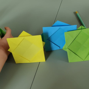 kolorowe ramki na zdjęcia wykonane w technice origami