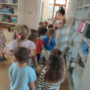 5-cio i 6-cio latki opuszczają bibliotekę po zakończonej lekcji bibliotecznej