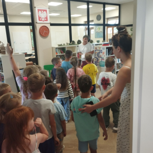 Dzieci zwiedzają teren biblioteki dla dzieci i młodzieży