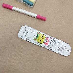 praca plastyczna, papierowa zakładka do ksiązki z pokolorowanym przez uczestnika wizerunkiem kotka